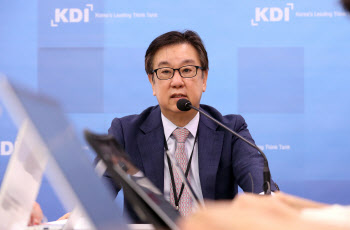'정권 입맛 맞춤용' 비난에…KDI, 보고서 발간절차 손질