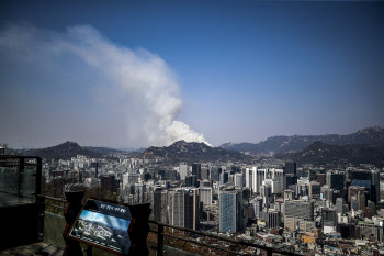 인왕산·북악산 연쇄 산불에 주민 대피령…尹 “진화 총력” 지시