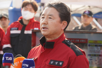 남성현 산림청장 “대전과 홍성 산불, 오전 중 완진 목표”