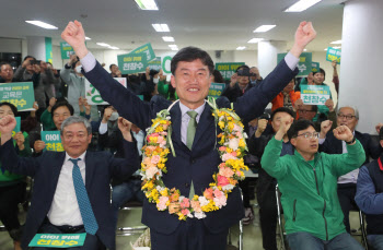 울산교육감 보궐선거 천창수 당선 확실…“울산교육이 공교육 표준될 것”