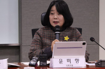 "공혈견 학대금지 반려견 헌혈장려" 윤미향, 수의사법 개정안 대표발의