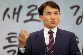 "김진태 죽이기 의심"...'산불 골프' 사과했던 金, 법적대응 나서