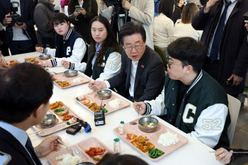 대학 떠나는 급식업체…"임대료·세금 내면 남는게 없다"