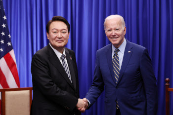 與 "美도청 의혹 진상규명이 먼저…정치공세 말아야"