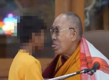 달라이 라마, 소년에 입 맞춘 뒤 "내 혀를 XXX" 아동추행 논란