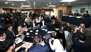 이재명, 외신 앞 ‘尹 외교’ 정면 비판…“얻은 것 없고 잃기만” (종합)