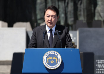 尹, 李 면전서 운동권 비판…"민주주의 위협 세력, 운동가 행세"(종합)