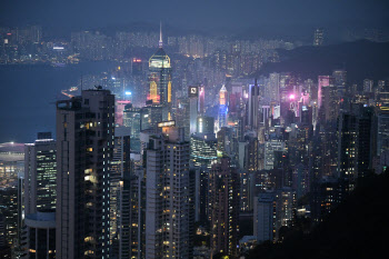 홍콩 은행권 유동성, 금융위기 이후 최저…환율방어 때문