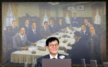 이창용호 1년…'절간'에서 '시끄러워진' 한국은행의 명암