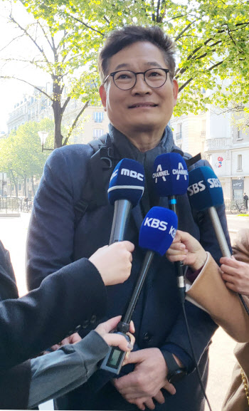 송영길, 프랑스 파리서 '돈봉투 의혹' 입 연다