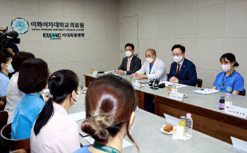 간호사 접점 늘리는 조규홍 장관…간호법 대신 처우 개선으로 설득