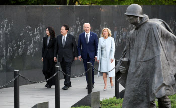 尹-바이든, 워싱턴서 첫 대면…부부동반 한국전 기념비 헌화(상보)