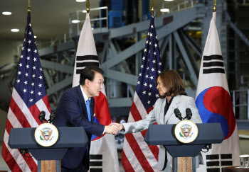 尹 “한미동맹, 우주안보로 확대되길”…해리스 “우주 협력, 확장 기대”(종합)