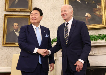 尹 "한미동맹, 세계평화의 핵심"…바이든 "日과의 외교적 결단 감사"