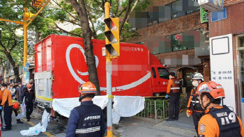 내리막길 달리던 화물차, 보행자 치고 상가 돌진…70대 사망