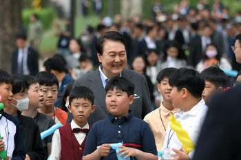 尹 대통령 "어린이가 이 나라의 주인공, 집무실에서 뛰노는 모습 보겠다"