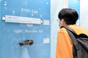 LG엔솔, 中 시장 제외한 글로벌 전기차 배터리 ‘1위’