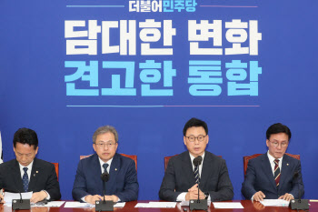 민주, 尹의 1년 `국민 불안시대`…"경제·안보·복지 참담히 무너져"(종합)