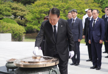 현충원 참배한 尹 "자유와 혁신·평화·번영 기여하는 나라 만들 것"