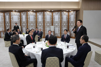 尹, 취임 1주년 날 與 지도부 만나 "대한민국 올바른 방향 가고있다"