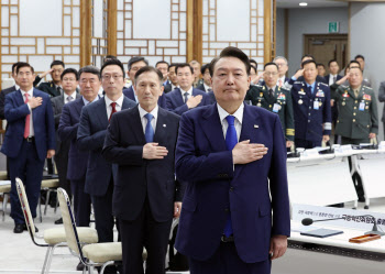 尹 “文, 정치이념에 사로잡혀 북핵 외면…군 골병 들어”