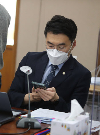 김남국, 한동훈 청문회 중 코인 투자?...당내서도 "악성인데"