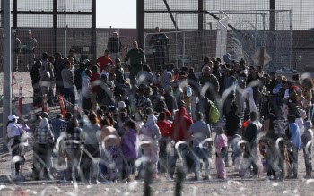 美 ‘42호 정책’ 폐지…중·남미 이민자 수만명 국경서 대기