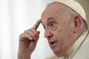 교황 "반려견 축복해달란 여성 질책…굶주린 아이들 많은데"
