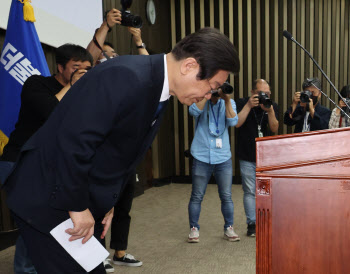 ‘김남국 코인’ 논란에 고개 숙인 이재명…“입 열 개라도 할 말 없어”