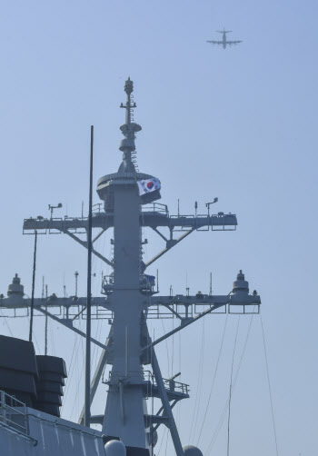 극도의 긴장 속 北도발 대응 '담금질'…軍, 이지스함·잠수함 공개