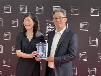 부커상 불발…천명관 “재밌는 이벤트, ‘고래’ 보편성 봤다”