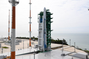 국산 로켓 누리호 기립장치 철수 완료···발사 임박