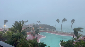 "호텔도 잠겼어요"...괌 덮친 태풍 마와르, 한반도 영향은?