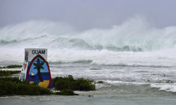 슈퍼태풍에 발 묶인 괌 여행객들... 여행사 보상·지원책 마련에 분주