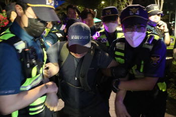 경찰, 금속노조 야간집회 '강제해산' 충돌…참가자 3명 체포