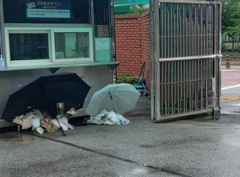 “흰 국화 다발이 쓰레기장에”…천안 학폭 사망 추모꽃 폐기 논란