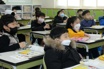 '최악의 더위' 우려에 교육부 "폭염 시 단축수업·휴업"