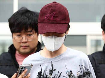 "죄송합니다"…모자 눌러쓴 시흥동 연인 살해범, 구속 송치