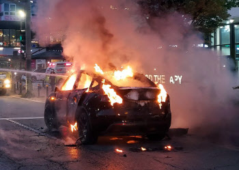 달리던 테슬라 전기차 화재…차량 전소·인명 피해는 無