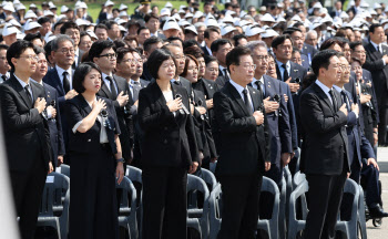 김기현 "가짜평화 구걸 않고 호국영웅 추모"…이재명 "전략적 자율외교 길로"