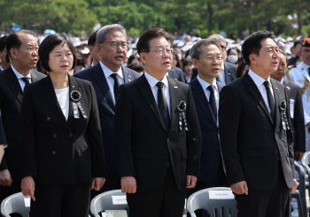 만나겠다던 여야 당대표 신경전만…與 "비공개 회동도" 野 "공개 토론만"