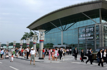 파주 DMZ 평화관광 '활기'…도라산역 운행 평화열차 '한몫'