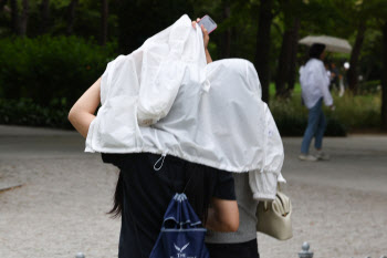 구름 많고 오후 곳곳 소나기…한낮 기온 29도까지