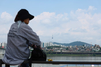 구름 많고 전국 곳곳 소나기…모레까지 계속