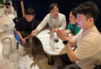 LG U+, 선진 로봇 배운다…직원들 일본으로 연수