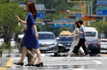 소나기 가고 맑은 하늘…낮 최고 30도 넘게 올라 '폭염 주의'