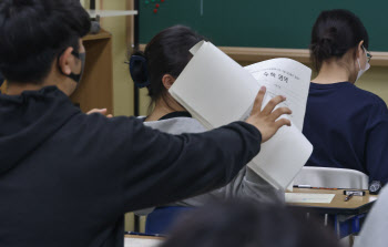 尹, 수능을 사교육 요인으로 지목…평가원 도마에