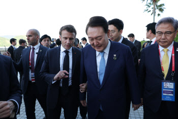 尹, 마크롱과 한불정상회담…원전·북한 문제 협력 논의