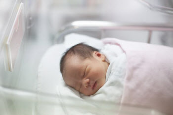 육아수당 ‘5040만원’ 건네자…아기 울음소리 늘었다