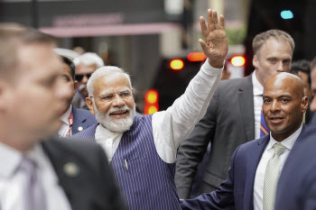"중국 대신 인도로"..美빅테크 CEO들, 모디 총리에 줄섰다